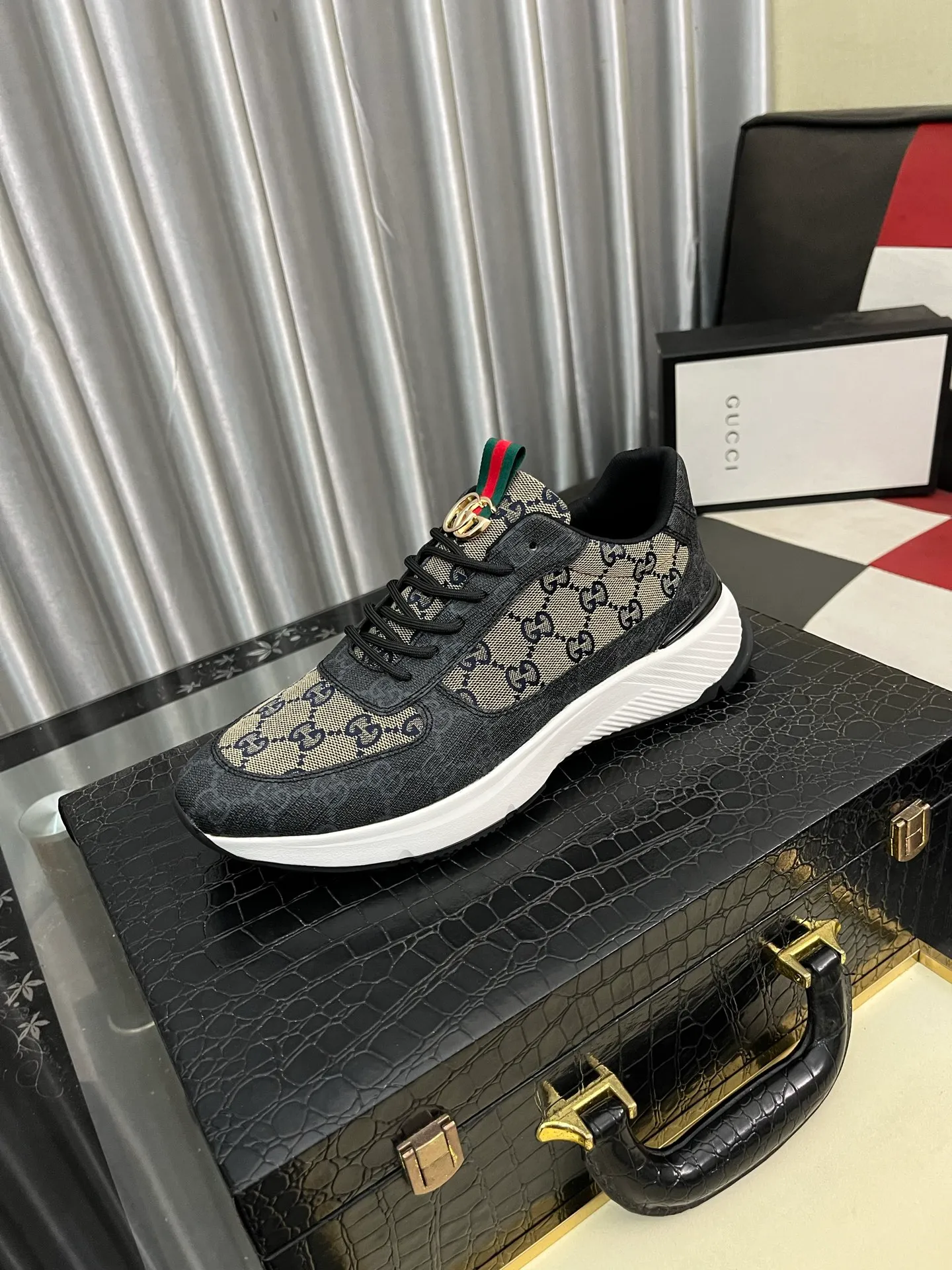 Men's shoes 💰458⌚️⌚️ (GUCCI) Gucci official website men's casual shoes synchronization style, the upper is made of cowhide with imported new brand elements Gucci, showing a good atmosphere, simple design and slip-on style, super versatile, 🐑 leather lining, air-cushion rubber outsole, size 38-442️⃣ colors available